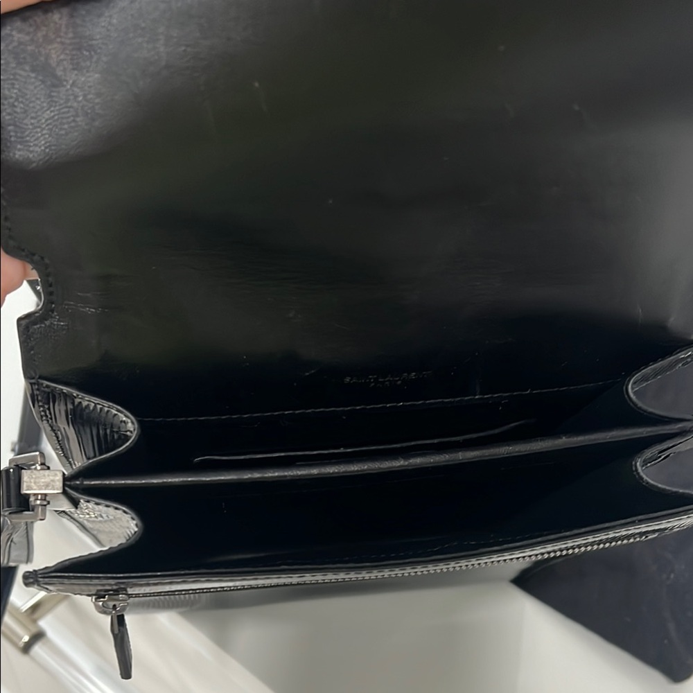 Saint Laurent Black Crossbody Bag with Sleek Design - Picture 4 of 8